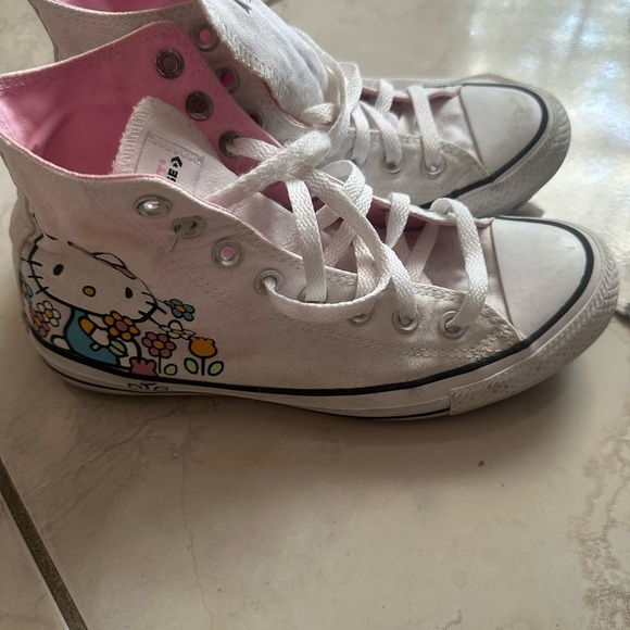 Hello Kitty converse.Used.Good conditions.Size39.5(8.5) - Picture 3 of 4